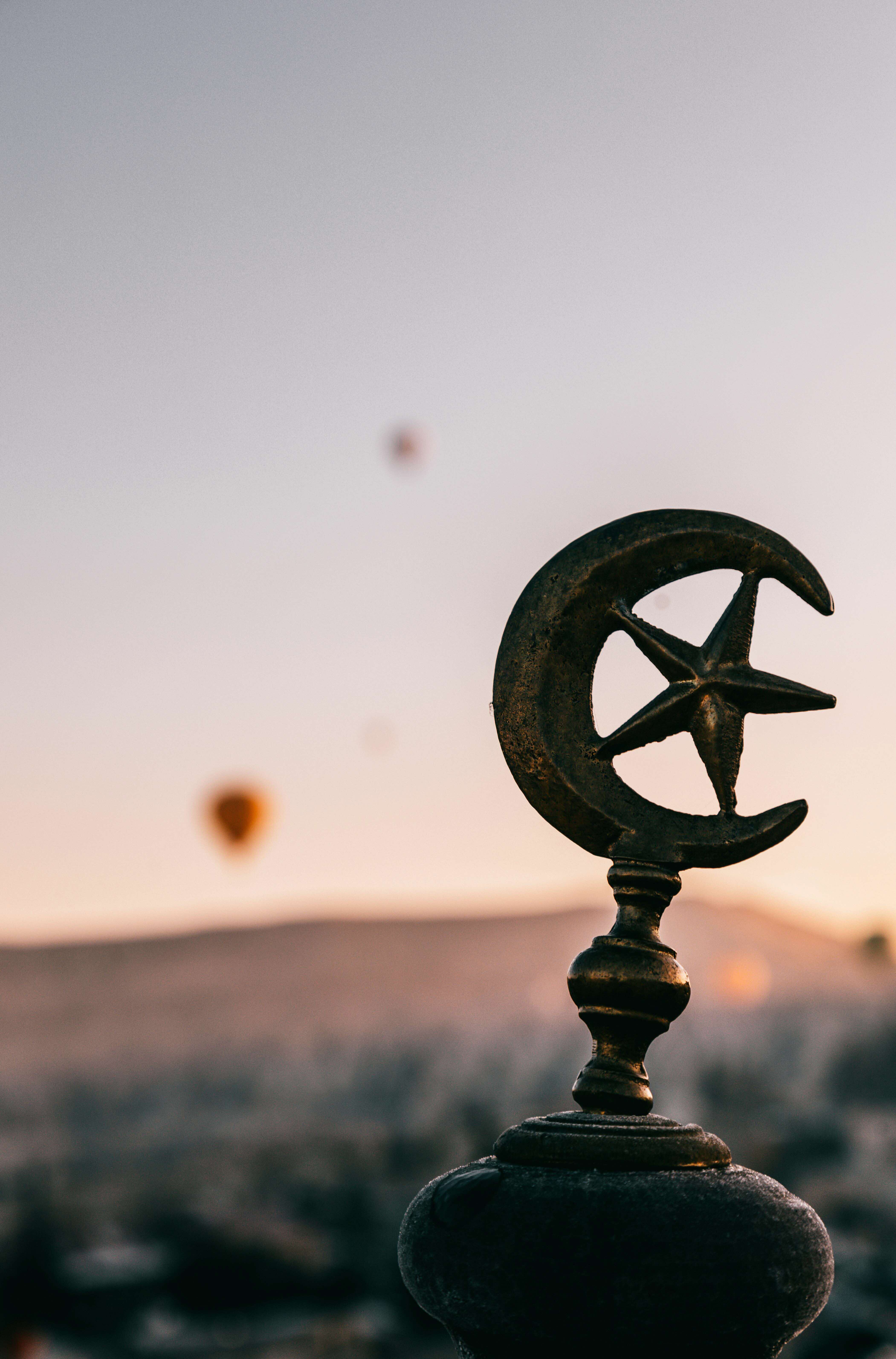 Image of crescent and star.